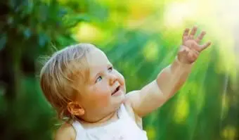 빛에 도달하는 아기