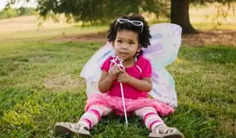 공원에서 요정 의상 여자 아기