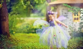 여름에 어린 소녀