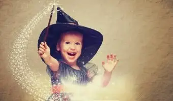 마법을 가진 쾌활한 작은 마녀