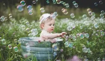 주석 욕조에 딸