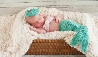 인어 의상을 입고 아기 소녀