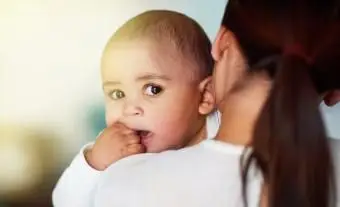 집에서 그녀의 딸을 들고 사랑의 어머니