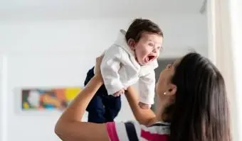 그녀의 신생아를 돌보는 어머니