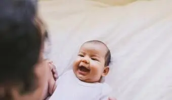 아버지와 신생아 딸