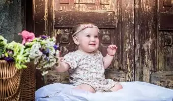 Ragazza seduta vicino ai fiori