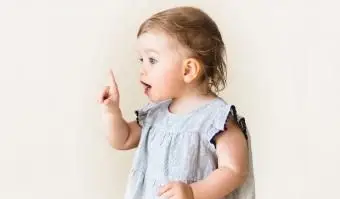 Bambina che punta il dito