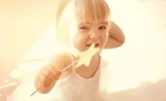 Menina de vestido azul com uma flauta na mão