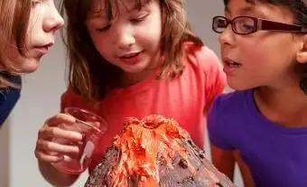 Małe dziewczynki doprowadzają do wybuchu swojego projektu wulkanologicznego