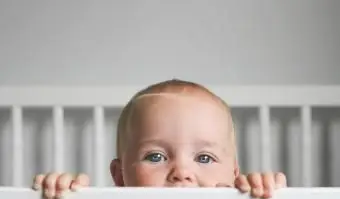 Dziecko w łóżeczku