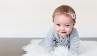 Dziecko w pozycji raczkowania