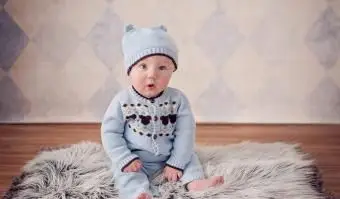 Chłopczyk w stroju pluszowego sweterka