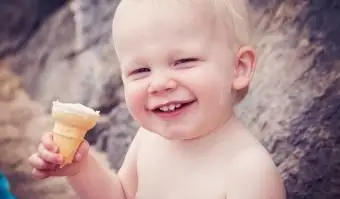 Uśmiechnięte dziecko je lody ice