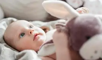 chłopiec niemowlęcia z miękką zabawką