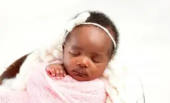 Bebé recién nacido, niña, sueño, en, tazón de fuente