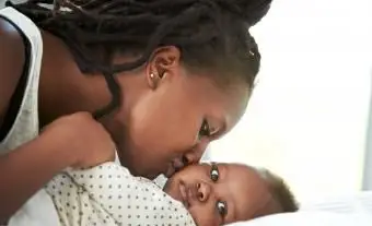 Madre y su bebé recién nacido en casa