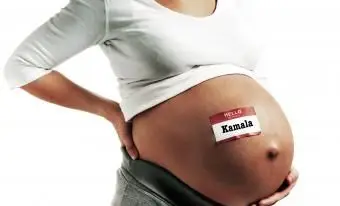 Mujer embarazada con etiqueta de nombre en el vientre desnudo