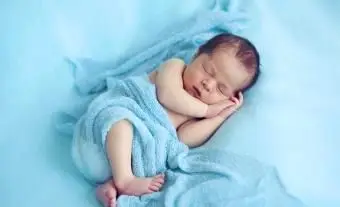 青い包まれたスカーフで生まれたばかりの男の子