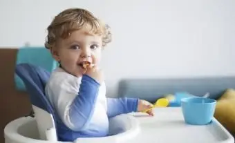 ハイチェアで食事をしている生後15ヶ月の男の子