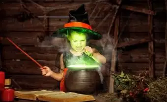 Lindo niño disfrazado de dragón