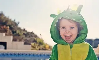 Madre y niña linda se visten de hadas