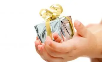 Bebês com as mãos segurando um pequeno presente