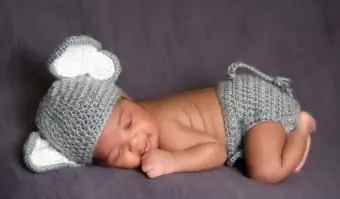 Recién nacido sonriente vistiendo un disfraz de elefante