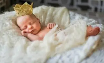 Recém-nascido dormindo com uma coroa