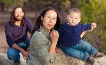Recién nacido durmiendo en alfombra de piel