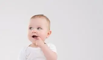 תינוק עם אצבע בפה