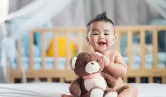 תינוק לשבת עם דובון