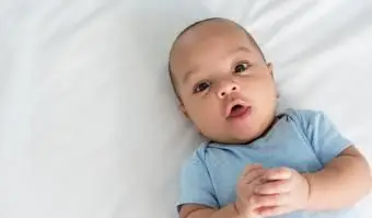 תינוק עם הבעה מופתעת