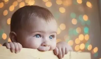 Baby Boy masticando caja de madera