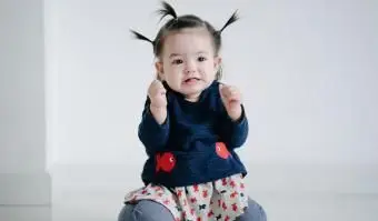 linda niña pequeña haciendo muecas