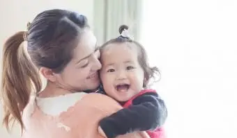 Madre y niña sonriente