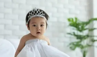 Bebé fofo com tiara