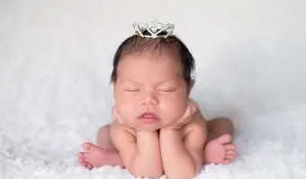 Bebé recém-nascido com uma coroa