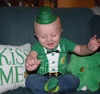 Para patrząca na dziecko