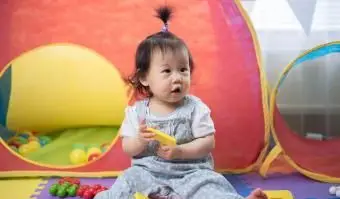 dievčatko hrajúce bloky abecedy