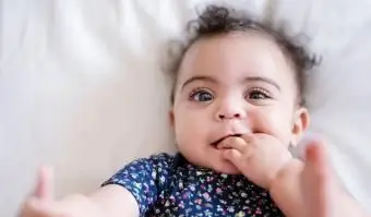 dievčatko ležiace na posteli