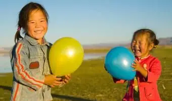 Petites filles trouant des ballons