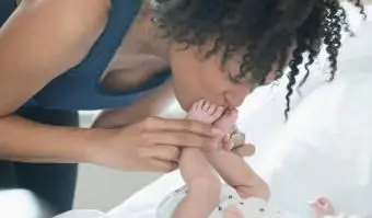 matka bozkáva nohy novorodenca