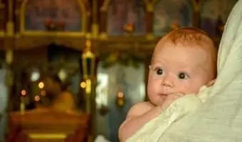 目をそらすかわいい男の子