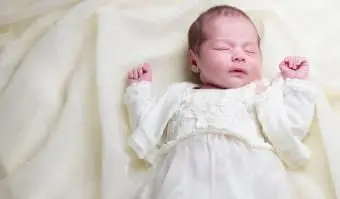 洗礼服の生まれたばかりの赤ちゃん