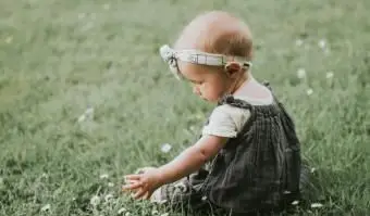 Niña sentada sobre el césped
