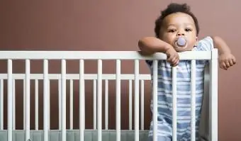 立っている男の子