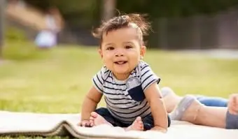 座っている小さな男の子