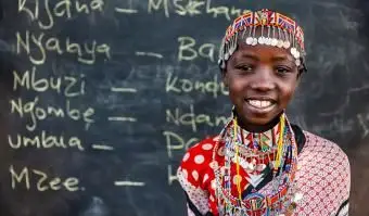 dievča počas hodiny svahilčiny