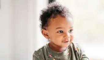 Dievčatko sa usmieva