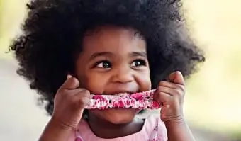 Šťastné batoľa so stuhou do vlasov